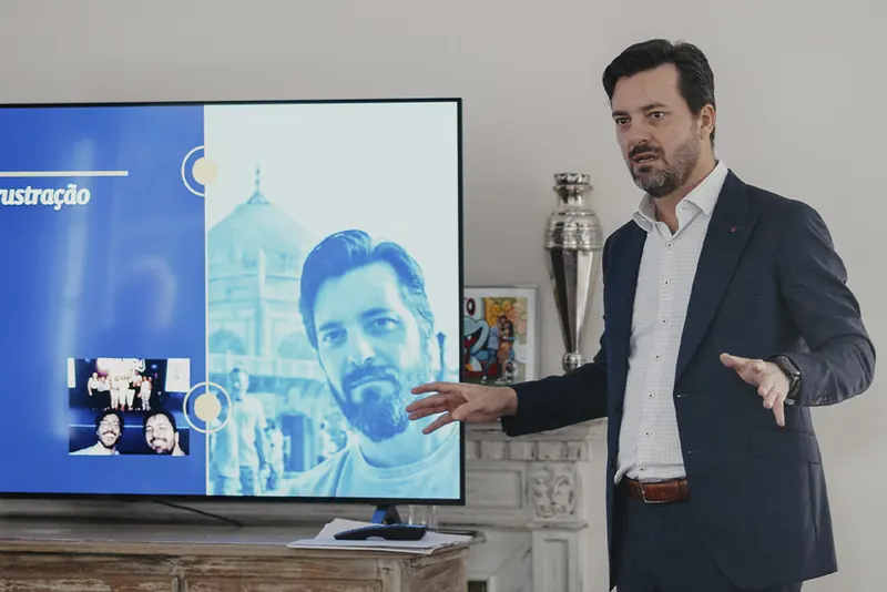 Dr. Emerson Gasparetto apresentando para médicos